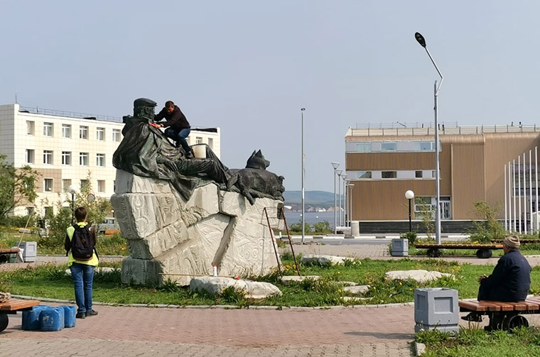 Никаких швабр: Памятники в Анадыре очистят с помощью супермойки