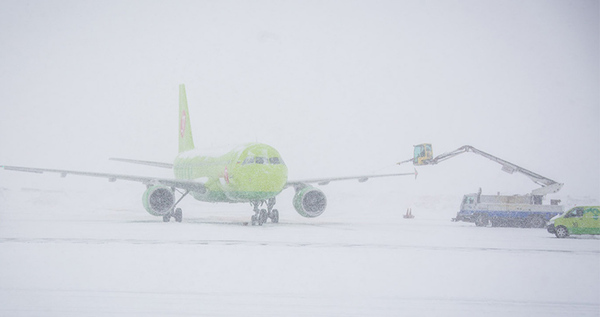 Один рейс развернули в воздухе, около 20 перенесли: на Чукотку обрушился циклон