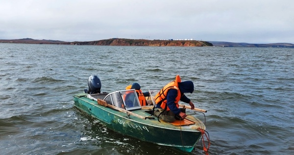 Инспекторы ГИМС помогли пассажирам заглохшей на Анадырском лимане лодки