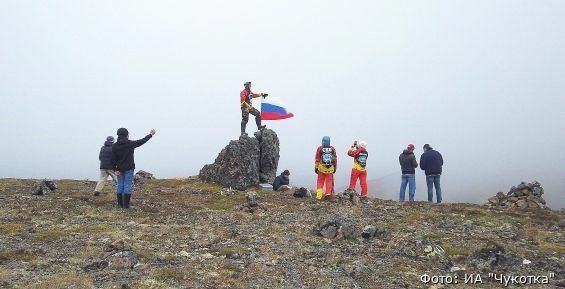 Российский триколор установили на вершину сопки Комсомольская общественники Анадыря