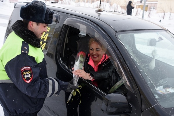 Автолюбительницы Анадыря получили цветы от сотрудников ГИБДД