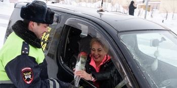 Автолюбительницы Анадыря получили цветы от сотрудников ГИБДД