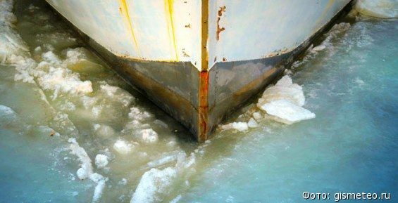 Лодка с двумя людьми застряла во льду на реке Анадырь