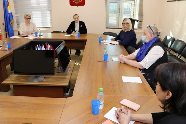 Меры по сдерживанию цен на продукты борщевого набора обсудили на встрече с предпринимателями Анадыря депутаты регионального парламента