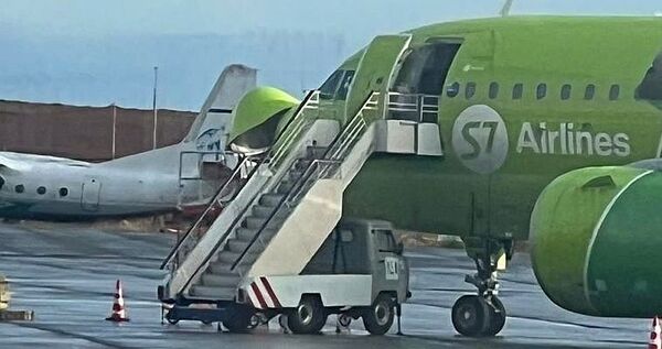 Столкнувшийся с птицей самолет компании "S7" вылетел во Владивосток