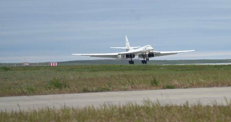Стратегические ракетоносцы Ту-160 снова прилетели на Чукотку