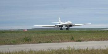 Стратегические ракетоносцы Ту-160 снова прилетели на Чукотку