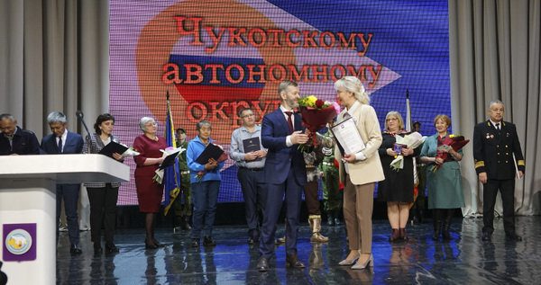 Около 300 жителей Чукотки отметили наградами в годовщину образования округа