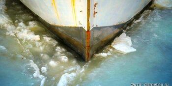В районе села Ваеги продолжаются поиски экипажа застрявшей во льду лодки