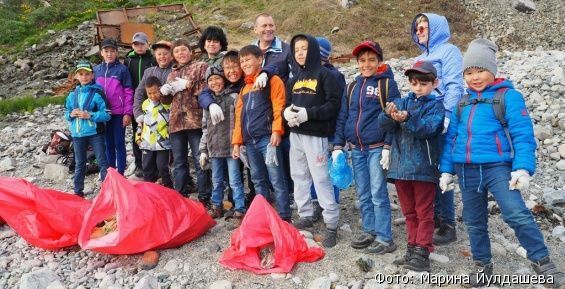 Школьники очистили берег у поселка Провидения по евростандарту