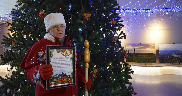 Посланник Деда Мороза привёз подарки чукотским детям