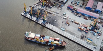 Около 200 контейнеров с грузами ждут отправки на Чукотку из порта Владивосток