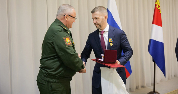 Владислав Кузнецов награжден за укрепление боевого содружества