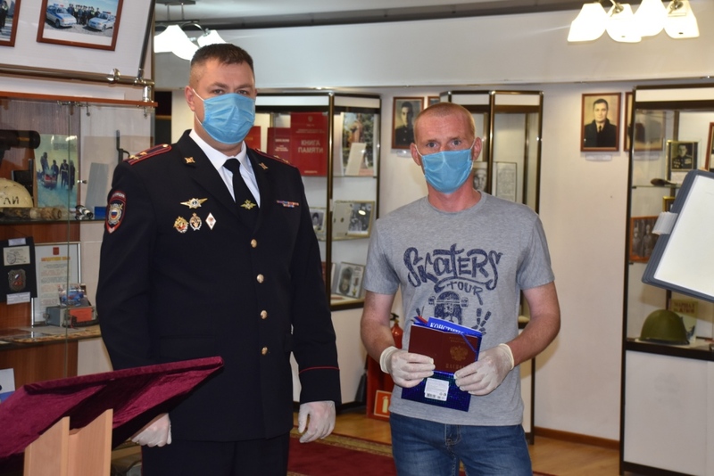 Начальник окружного Управления МВД Александр Смирнов вручил российские паспорта бывшим иностранцем