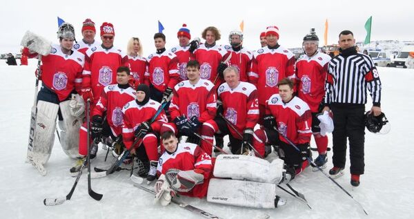Легенды хоккея сыграли вничью со спортсменами Чукотки