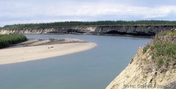 Полиция: Поиски пропавших людей на реке Малый Анюй затрудняет мутная вода