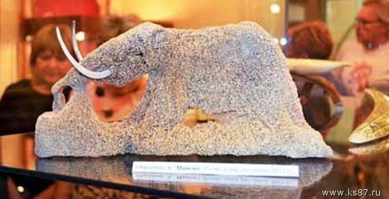 Янракыннотский мастер создал мамонта из кости кита