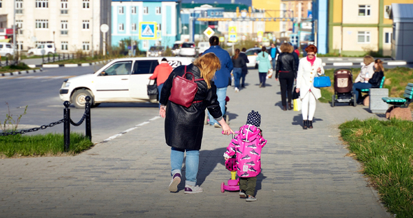 Воспитывающим детей-сирот семьям увеличат выплату на Чукотке