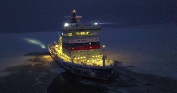Ледокол "Арктика" завершает проводку судов с Чукотки в восточном направлении
