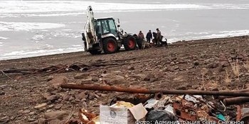 Более 20 тонн мусора вывезли с берега реки Анадырь в селе Снежное  