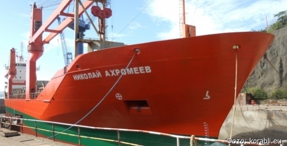 «Николай Ахромеев» доставил к зиме на Чукотку 200 контейнеров с продуктами 