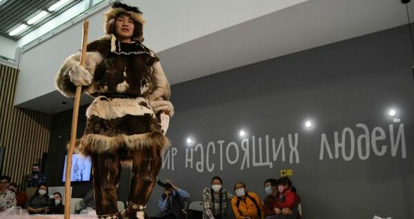 Дефиле завершило выставку "Чукотская одежда: традиции и современность"