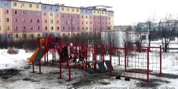 В Билибино смонтировали спортивно-игровой комплекс для детей 