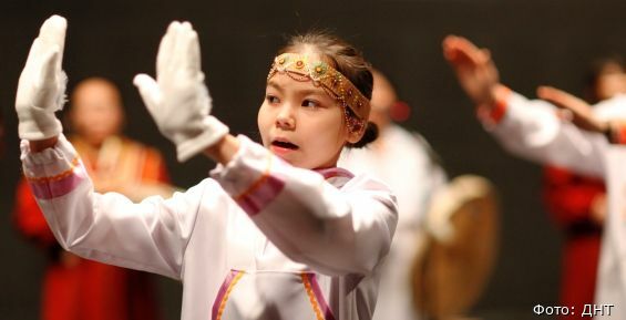 Солистка ансамбля "Атасикун" получила спецдиплом фестиваля "Наследники традиций"