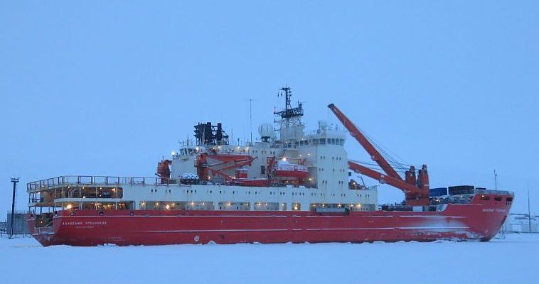 Топливо и продукты отправили на пять полярных метеостанций Чукотки