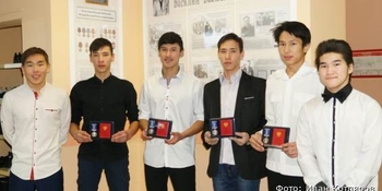 Школьники из села Снежное награждены медалями и грамотами за мужество