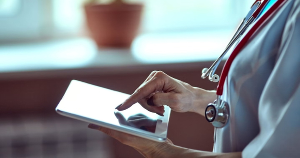Анадырским врачам скорой помощи выдали планшеты с электронными картами больных