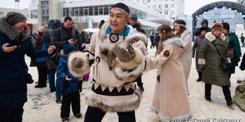 Жители западной России освоили навыки чукотской ходьбы на снегоступах