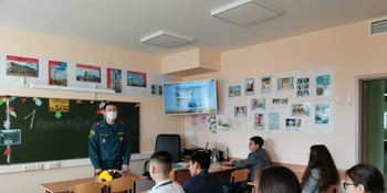 В день знаний сотрудники МЧС проводят в общеобразовательных учебных заведениях уроки безопасности