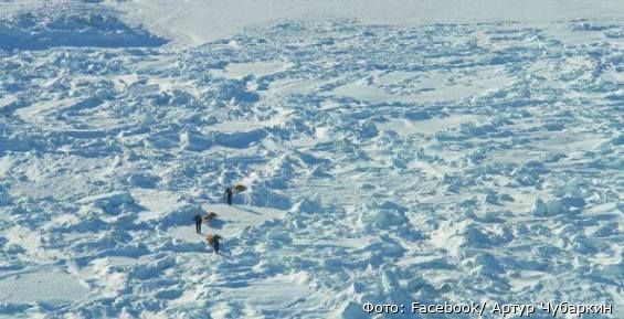 Экспедиции "Берингов мост" преградили путь трещины на льду Чукотского моря