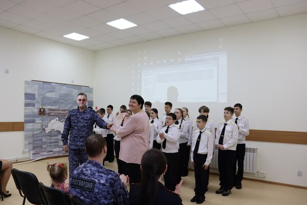 Школьники Анадыря поздравили росгвардейцев с Днем защитника Отечества