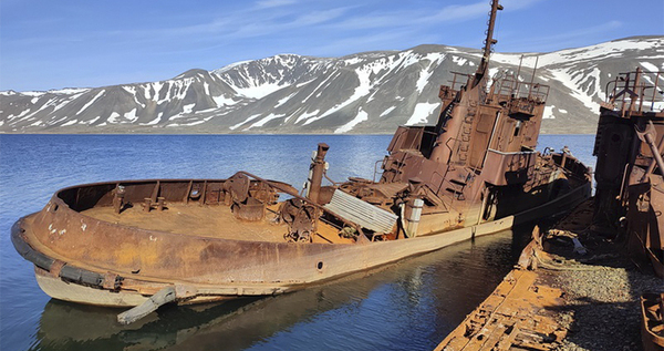 Три затонувших судна поднимут со дна бухты Эмма на Чукотке