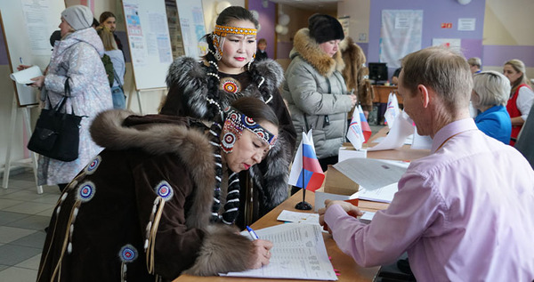 Артисты чукотского ансамбля "Эргырон" проголосовали на президентских выборах