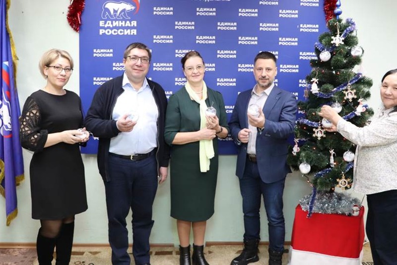 «Единая Россия» на Чукотке исполняет новогодние желания детей округа