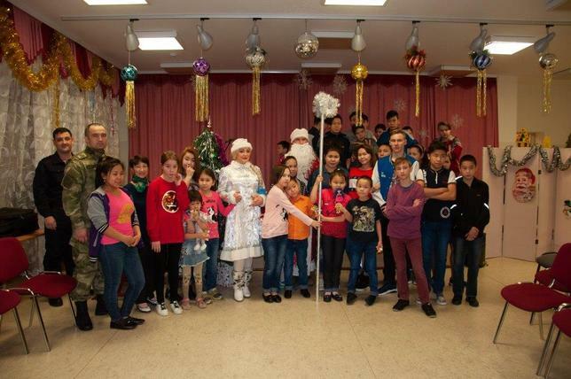 Росгвардейцы поздравили воспитанников детского дома с наступающими новогодними праздниками