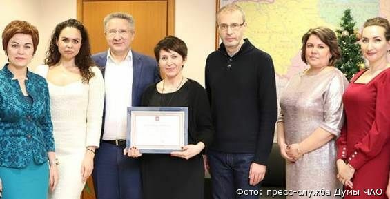 Роман Копин вручил правительственные награды сотрудникам окружной Думы