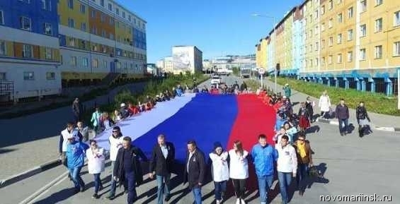 Около ста человек отметили день флага России в Анадыре
