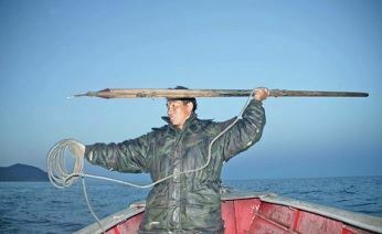 «Первый канал» покажет репортаж об охоте на серых китов на Чукотке