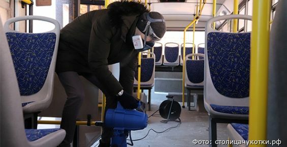 Подъезды и автобусы Анадыря начали обрабатывать генератором холодного тумана