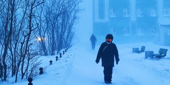 Отменены занятия в школах, не летают самолеты: на Чукотку обрушилась непогода