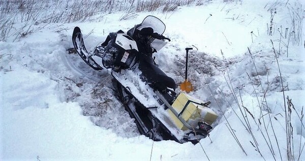 Водитель снегохода получил тяжелые травмы во время ДТП в тундре