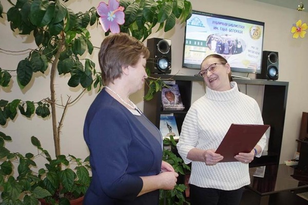 Валентина Рудченко поздравила работников старейшей библиотеки Чукотки