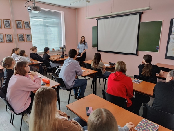 Сотрудники правового отделения окружного Управления МВД России провели лекцию о видах мошенничества в Чукотском многопрофильном колледже