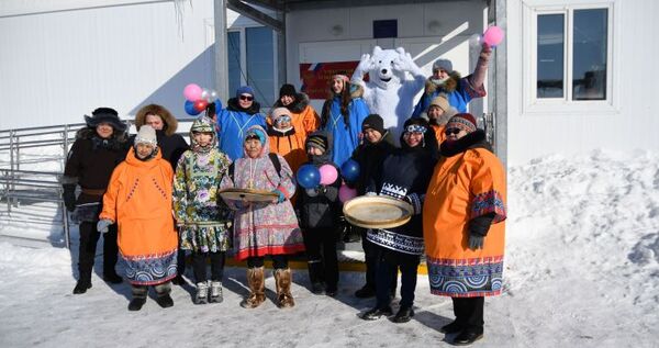 Жители чукотского села привели на выборы белого медведя и устроили на участке концерт