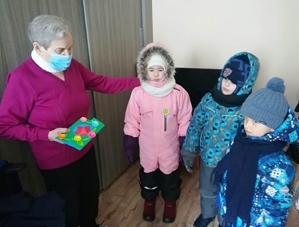 Воспитанники детского сада в Анадыре поздравили ветеранов