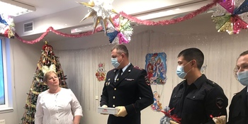 Руководство окружного Управления МВД и ветераны передали новогодние подарки детям, находящимся на лечении в больнице